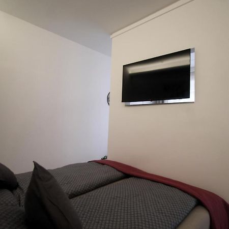 Modern Studio A Belvaros Koezepen Parkoloval- Kata Studioapartman Дьєр Екстер'єр фото