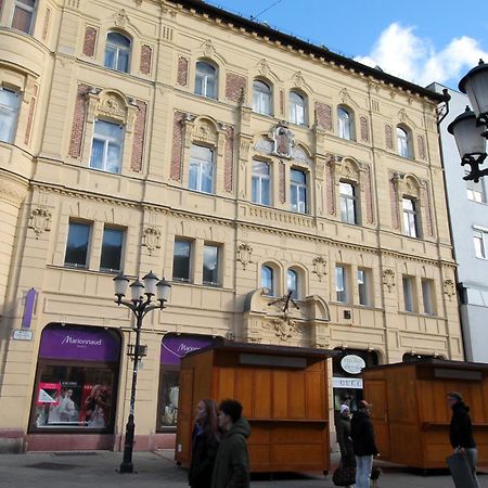 Modern Studio A Belvaros Koezepen Parkoloval- Kata Studioapartman Дьєр Екстер'єр фото