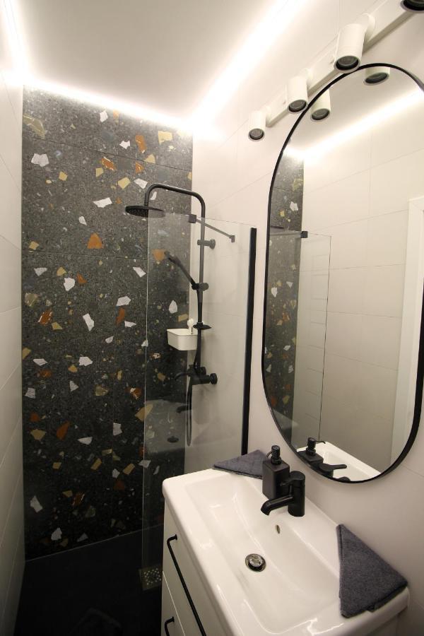 Modern Studio A Belvaros Koezepen Parkoloval- Kata Studioapartman Дьєр Екстер'єр фото