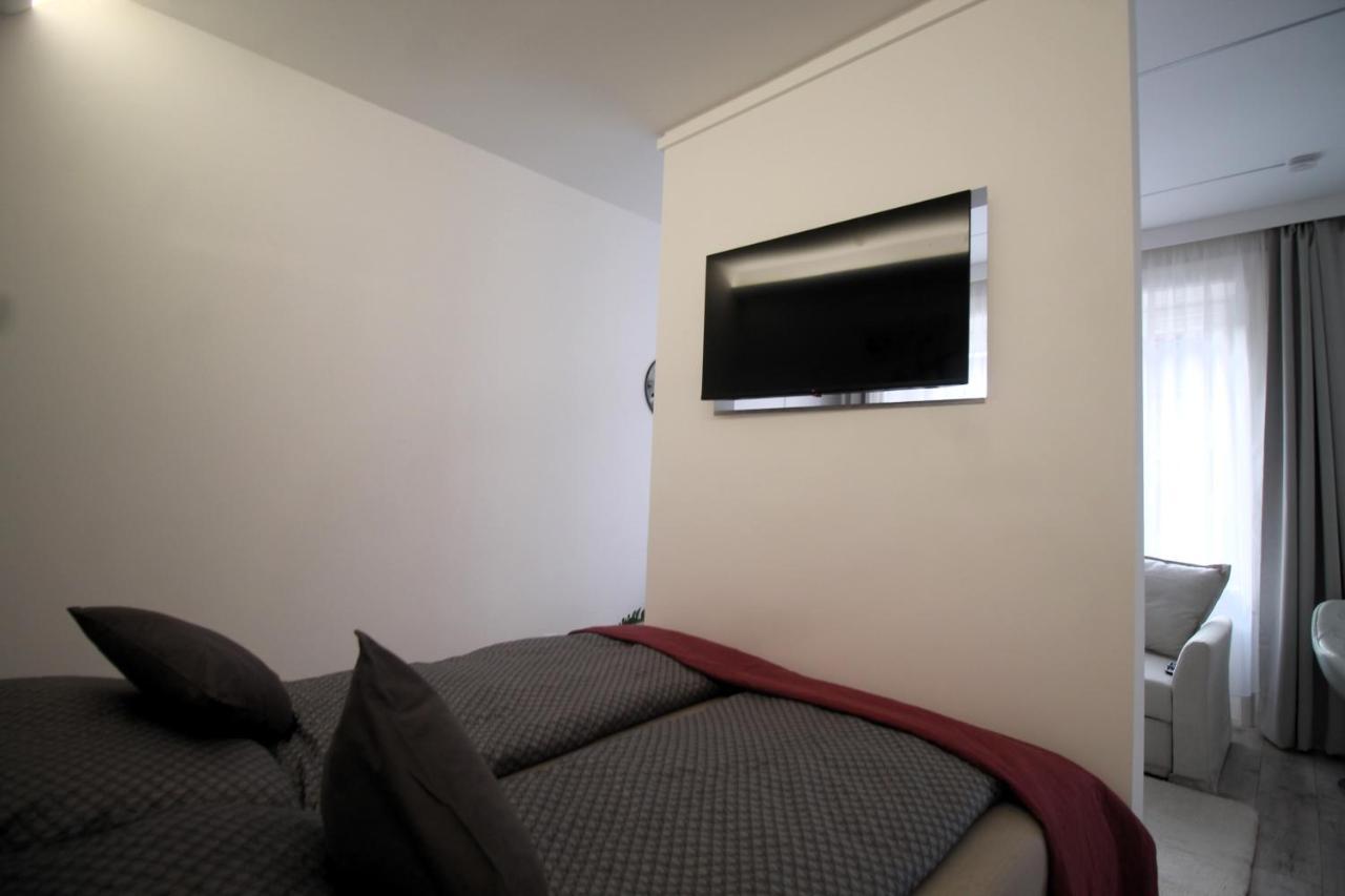 Modern Studio A Belvaros Koezepen Parkoloval- Kata Studioapartman Дьєр Екстер'єр фото