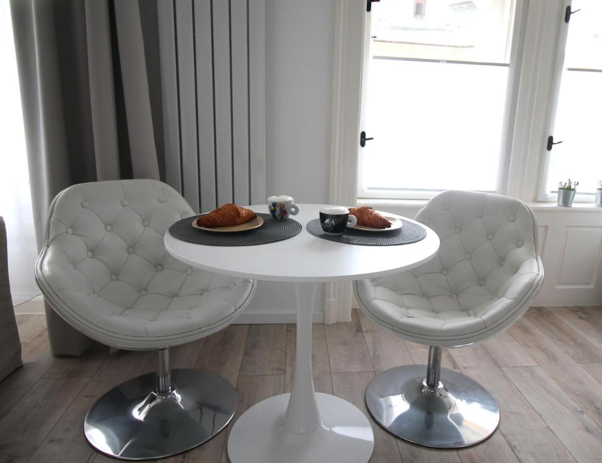 Modern Studio A Belvaros Koezepen Parkoloval- Kata Studioapartman Дьєр Екстер'єр фото