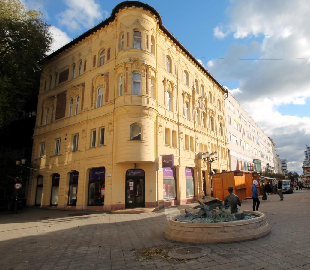 Modern Studio A Belvaros Koezepen Parkoloval- Kata Studioapartman Дьєр Екстер'єр фото