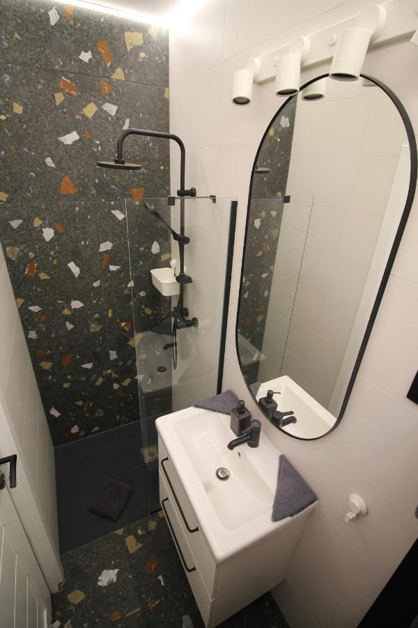 Modern Studio A Belvaros Koezepen Parkoloval- Kata Studioapartman Дьєр Екстер'єр фото