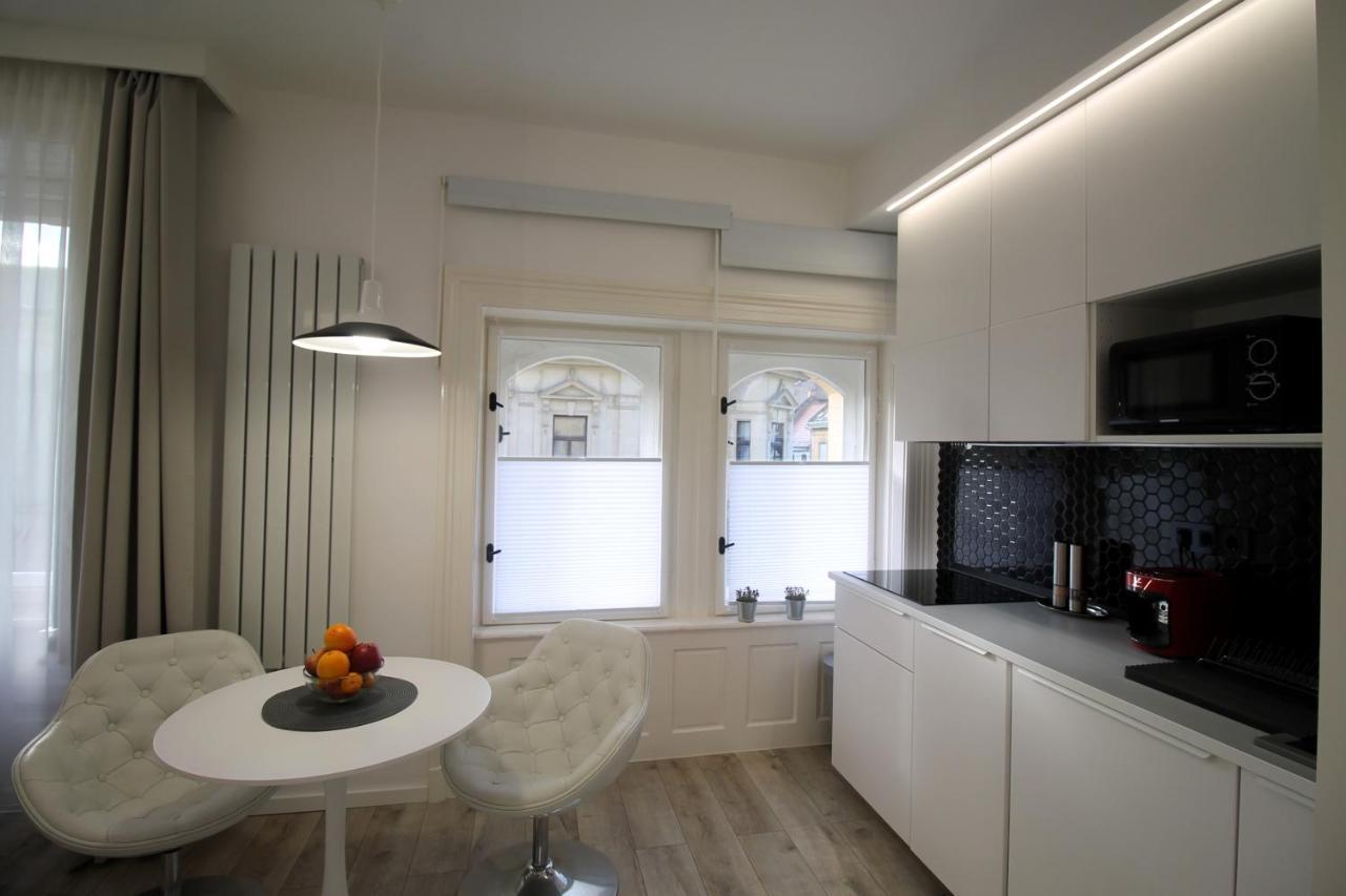 Modern Studio A Belvaros Koezepen Parkoloval- Kata Studioapartman Дьєр Екстер'єр фото