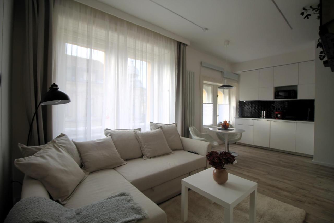 Modern Studio A Belvaros Koezepen Parkoloval- Kata Studioapartman Дьєр Екстер'єр фото