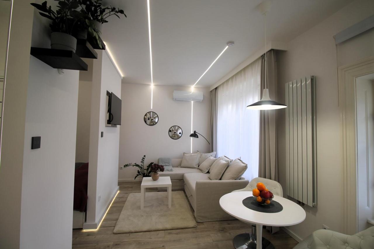 Modern Studio A Belvaros Koezepen Parkoloval- Kata Studioapartman Дьєр Екстер'єр фото