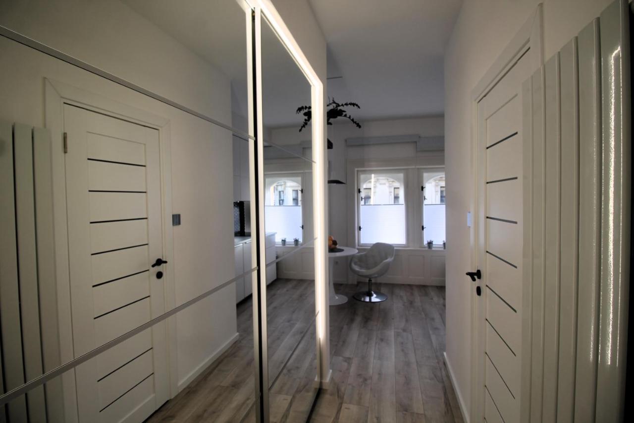 Modern Studio A Belvaros Koezepen Parkoloval- Kata Studioapartman Дьєр Екстер'єр фото